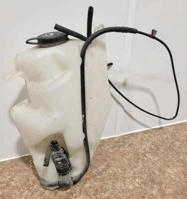 2006 CHEVROLET EQUINOX WINDSHIELD WIPER FLUID WASHER RESERVOIR TANK WITH PUMP - Imagem 1 de 4