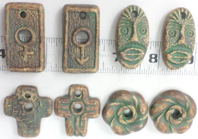 8 Lindos rostros XL, flores, cruces, cuentas/dijes/colgantes vintage de cerámica Perú Foto 1 de 4