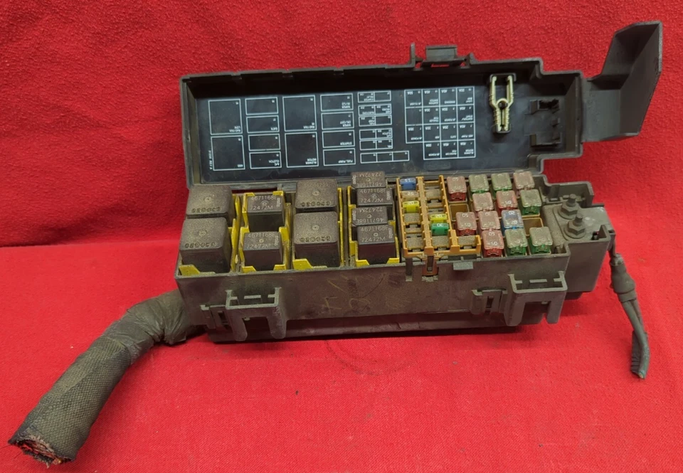 2004 Jeep Liberty Headlamp to Dash Wiring Fuse Box Relay Junction Block  - Image 1 of 4