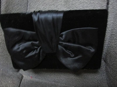 "TERCIOPELO NEGRO NOCHE - MONEDERO CLUTCH"" - ACENTO LAZO SATINADO GRANDE Foto 1 de 3