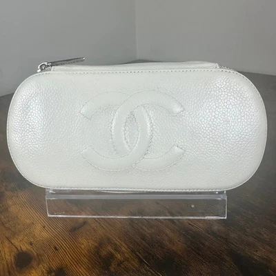 Bolso tocador vintage Chanel de cuero caviar blanco - color restaurado Foto 1 de 4