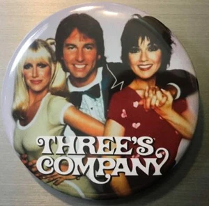 THREES COMPANY TV SHOW 2,25" PIN BUTTON ODER MAGNET - 3er Ritter Dewitt Somers 70er  - Bild 1 von 1