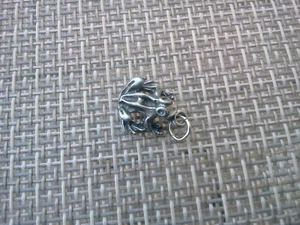 6 YOURS & FRIENDS Tiny Frog PEWTER DIMENSIONAL CHARMS Traditional Style Charms - Picture 1 of 1
