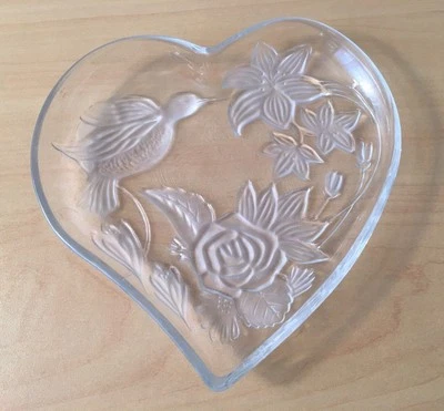 Bandeja de vidrio en forma de corazón KIG colibrí y flores en relieve 6 1/2"  Foto 1 de 4