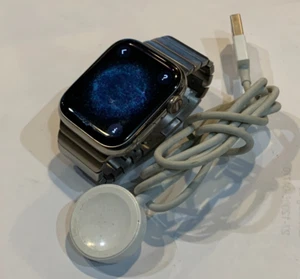 Apple Watch Series 7 45mm GPS + Cellular Silver Steel W/ Metal band - Photo 1 sur 5