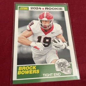 2024 Score - 35° Anniversario Rookie Brock Bowers #10 (RC) - Foto 1 di 2