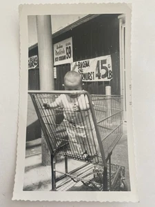 Vintage 1959 Toddler Standing In A Shopping Car B&W Photograph 3.5x6 - Bild 1 von 2