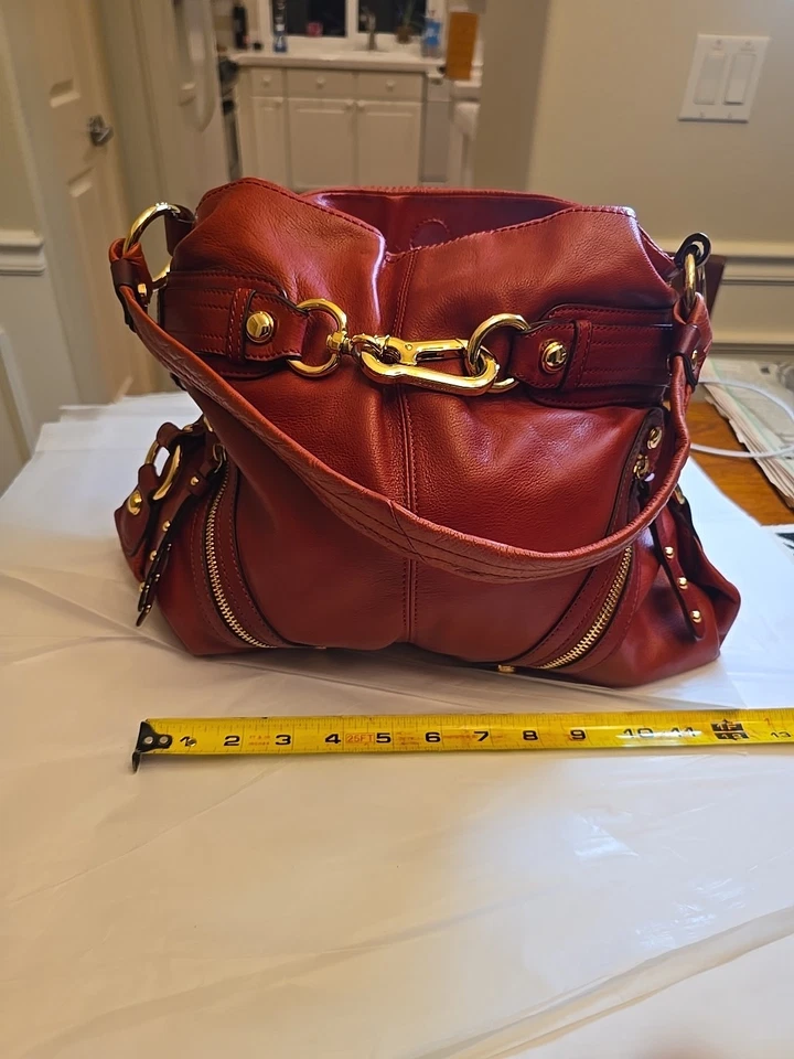 Bolso de Hombro B.Makowsky Cuero Rojo con Acento Dorado Ambiente Años 80 Foto 1 de 4