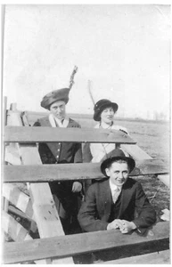 Trios Spielereien auf der Farm, 1914. Vintage 3,8" x 2,3" Foto #12 - Bild 1 von 2