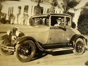 Fotografía encontrada E8 hombre posando ventana coche antiguo artístico años 20 automóvil - Imagen 1 de 2