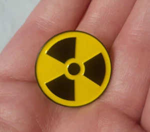SIMBOLO RADIAZIONI NUCLEARI SPILLA smalto bavero insegna logo pericolo biologico pinback - Foto 1 di 3