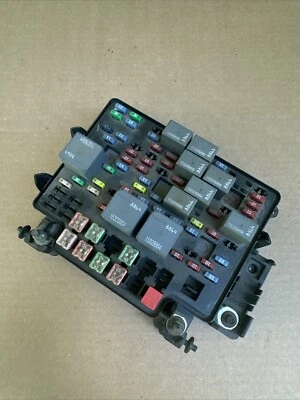 2000 - 2002 GMC Yukon Tahoe Fuse Box Relay Control Module Unit P: 15201928 OEM ! - Image 1 of 4