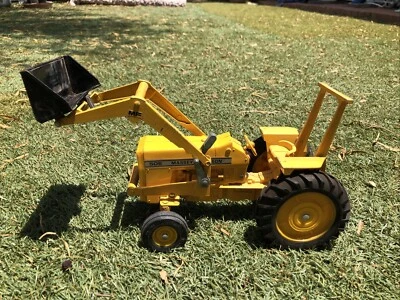 ERTL Massey Ferguson Industrial Tractor with Endloader 1/16 ? Scale Tractor - Image 1 of 4