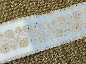 1.5m VINTAGE topo sobre blanco floral bordado cinta recorte 110mm ancho c.1970s - Imagen 1 de 5
