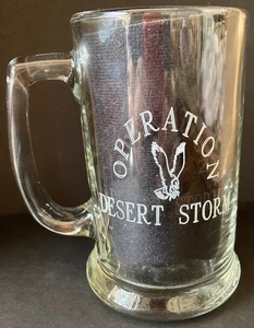 VINTAGE~RARO~OPERAZIONE DESERT STORM~TAZZA~SIAMO VENUTI ABBIAMO VISTO CHE ABBIAMO PRESO A CALCI SADDAM'S ASS - Foto 1 di 5