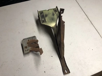 AMC AMX Javelin 1968-1969 capó pestillo y soporte Foto 1 de 4