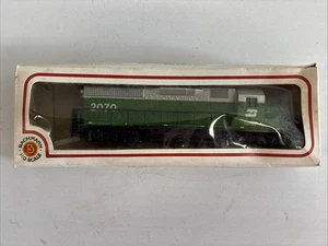 HO Bachmann EMD GP40 Burlington Northern Diesel #2070 - Picture 1 of 4