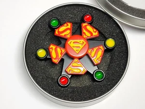 Grande Superman DC Metal Fidget Spinner Héroe de Cómic Marvel Super Man Acero REGALO - Imagen 1 de 7