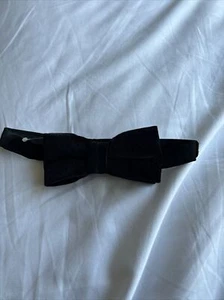 NORDSTROM FAMILY MOMENTS BOYS VELVET PRE-TIED BOW TIE BLACK OS ADJUSTABLE NWOT - Picture 1 of 5