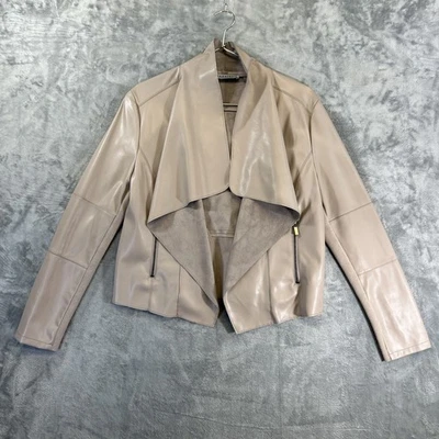 Chaqueta de cuero sintético para mujer Bagatelle Collection talla grande color beige champán tostado” Foto 1 de 4