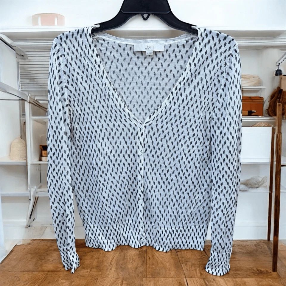 Cárdigan con botones suéter patrón de puntos blanco y negro Ann Taylor Loft M clásico Foto 1 de 4