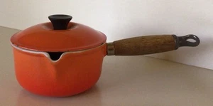 Le Creuset ~ Frankreich ~ Vintage Soßenpfanne mit Deckel aus Gusseisen/emailliert #14 ~ flammenorange - Bild 1 von 10