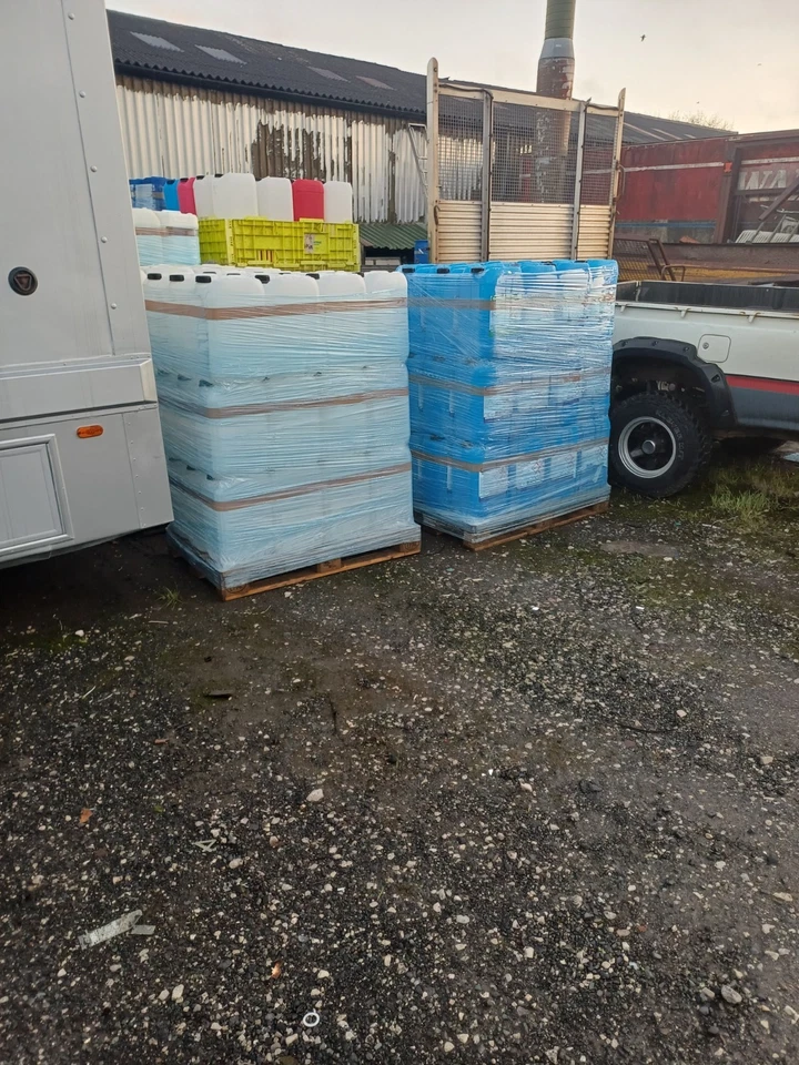 pallet of 25 Ltr jerry can, hot washed out, ex food factory, clear, blue 32 pall - Image 1 of 1