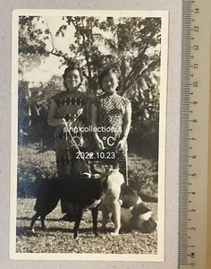 Foto al aire libre china madura china de 1950 mujer y perros en blanco y negro - Imagen 1 de 2