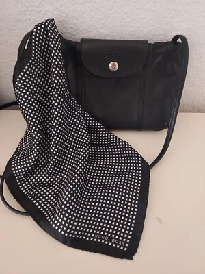 Pañuelo pocket seda Hugo Boss negro marcas blancos - Imagen 1 de 2