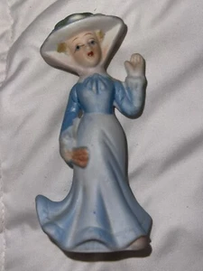 Mehrfarbige 4" Frau trägt langes Kleid & Hut Porzellanfigur - Bild 1 von 4
