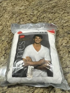 Paquete de 3 camisetas clásicas cómodas sin etiquetas blancas con cuello en V de Hanes para hombre talla grande - Imagen 1 de 7