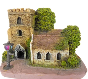 "Village Church" 1980 Resin Handarbeit & bemalt in England mit Amethyst Straßenlaterne - Bild 1 von 9
