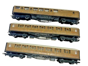 HORNBY TEAK COACHES X 2 + BRAKE COACH SCALE OO READ DESCRIPTION - Picture 1 of 5
