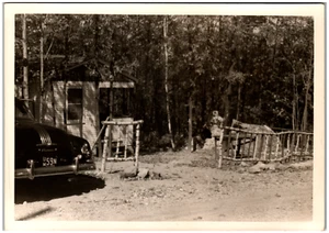 Fotografía de colección coche NJ 1942 matrícula estacionado en un campamento - Imagen 1 de 1