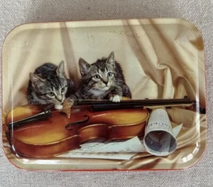 De colección Horner Inglés Caramelo Lata Gatitos Gatos en Violín Lata Roja 5.5 x 4 x 1 - Imagen 1 de 6