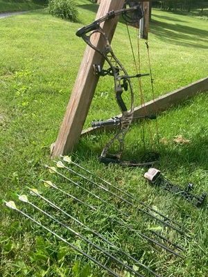 Hoyt Charger Compound Bow 60 Lbs 28 1/2 Draw Length - Image 1 of 4