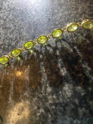 Hermosamente conjunto de brazalete de tenis de peridoto de oro de 14kt para damas de 16 gemas de peridoto Foto 1 de 4
