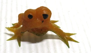 VINTAGE ORANGE FROG MONSTER WEIRD CREEPY NOVELTY JIGGLER RUBBER 2" FIGURE - Picture 1 of 3