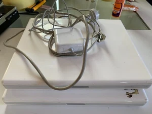 Apple iBook G4 14" x 2 (see gallery for specifications) Both tested and working - Afbeelding 1 van 23