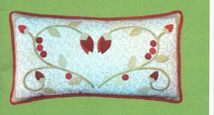 Bud Berries ~ ein appliziertes Kissen ~ fertige Größe: 12" x 22" ~ Jillily Studio - Bild 1 von 3