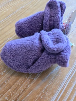 Botinhas roxas bebê menina tamanho 3 meses tecido de lã aconchegante novo com etiquetas - Imagem 1 de 3