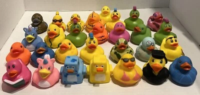 29 РАЗЛИЧНЫХ РЕЗИНОВЫХ УТОК МИНИ ПЛАВАЮЩИЕ УТКИ ДЕТСКИЕ ИГРУШКИ ПРИЗ УТКА грузовик - Изображение 1 из 4
