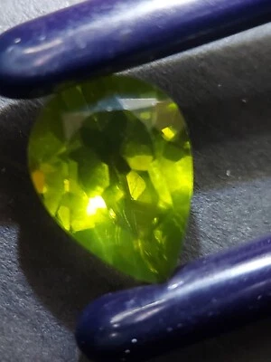 Glowing peridot gemstone - faceted natural green Chrysolite 4.40 CTS - Image 1 of 4