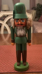 Cascanueces RDA de colección VEB Rothenthal Erzgebirge guardabosques leñador verde 9" - Imagen 1 de 9