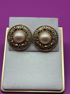 Pendientes redondos de perlas de imitación de metal tono dorado filigrana AVON de los años 80 - Imagen 1 de 5