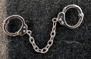 Große Vintage Handschellen silberfarben Revers oder Hutnadel Größe 2-1/4" breit. - Bild 1 von 1