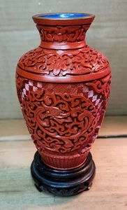 Vintage chinesische geschnitzte Drache & Blumen roter Zinnober blaue Emaille Messing 5" Vase - Bild 1 von 6