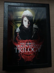 STIEG LARSSONS DRACHE TATTOO TRILOGIE 4-DVD BOX SET MIT LINSENFÖRMIGEM COVER - Bild 1 von 6