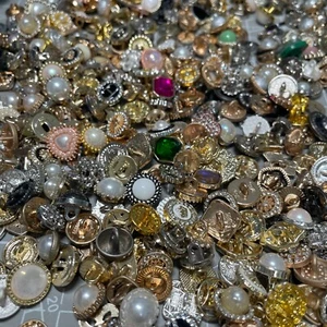 Lote de botones de venta de bienes raíces vintage mezcla varios tamaños formas colores tipos utilizables - Imagen 1 de 10