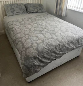 ELIZABETH HURLEY COLLECTION GREY PAISLEY DOUBLE DUVET SET - Picture 1 of 3